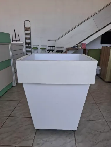 Cesto de oferta em MDf fundo removível 0.73X0.73 alt 0.87 com rodizios