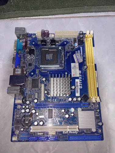 Placa de computador desktop DDR2 está conservada