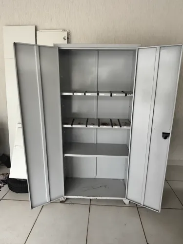 Armário em aço 1,90x0,90x0,40 com parteiras