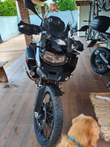 Vendo Gs 850 triple Black, moto em excelente estado de conservação, com km baixa.