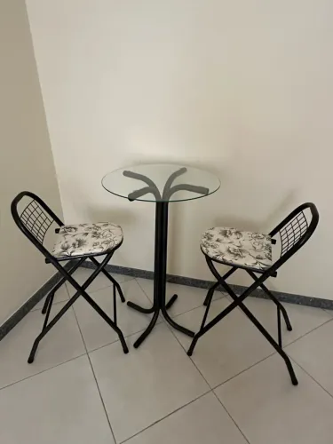 Conjunto mesa bistrô com tampo de vidro + 2 cadeiras