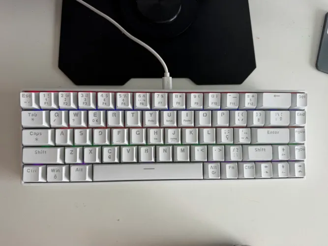 Teclado mecânico com fio GOOJODOQ de 68 teclas, 17 modos de iluminação