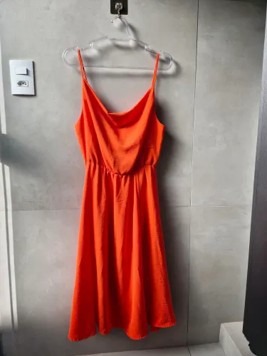 vestido laranja alça fina