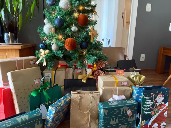 Árvore de Natal com enfeites