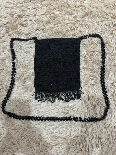 bolsa de crochê preta com alça de contas