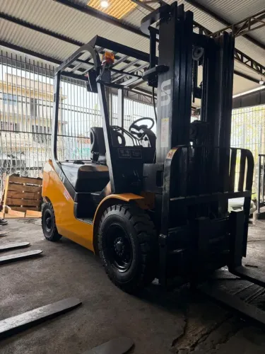 EMPILHADEIRA UN DIESEL ANO 2022 2.5 KG TORRE TRIPLEX COM SÓ 6.357 HORAS DE TRABALHO