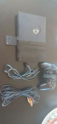 Ps2, usando  por 1 a 2 anos, com controle, memória card 8MB