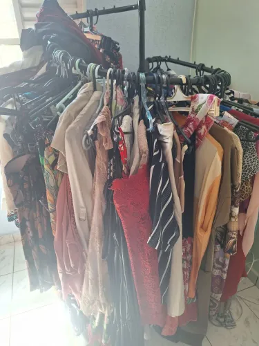 Vendo roupas com arara