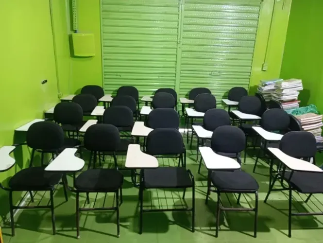 Liquidação: Lote Com 20 Carteiras Escolares Usadas Por Apenas R$1700
