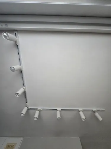 Trilhos eletrificado com spots