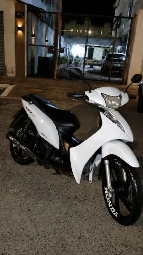 Biz branca com roda das novas! Com MANUAL E chave reserva.