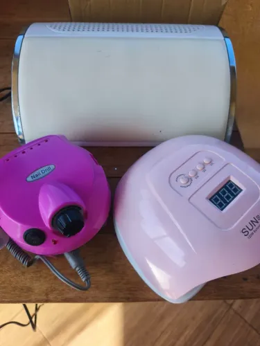 Cabine, motor, aspirador e itens de decoração de unha