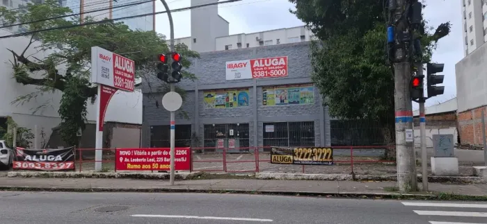 Galpão para alugar em Florianópolis, 677 m² e 11 vagas - Bairro Estreito, próximo à Av. Be