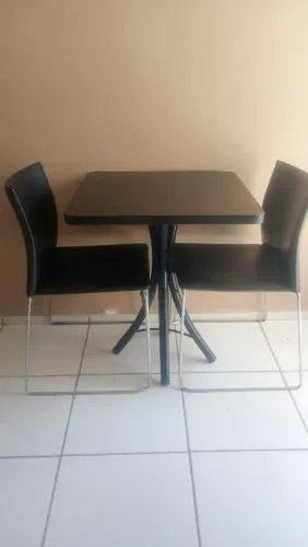 Conjunto mesa e duas cadeiras 