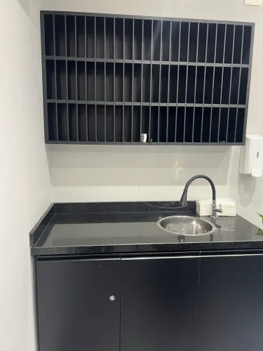 Balcão com nicho e pia tampo de granito em preto 