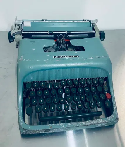 Máquina De Escrever Antiga Olivetti Studio 44 Com Capa