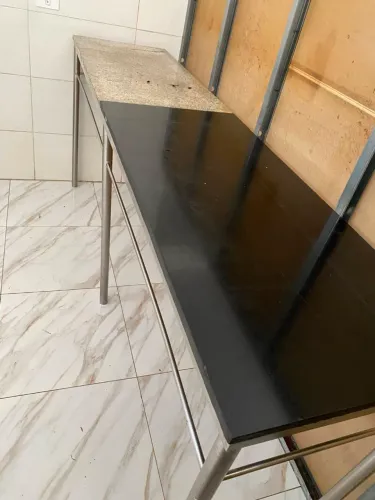 Mesa base inox em cima mármore