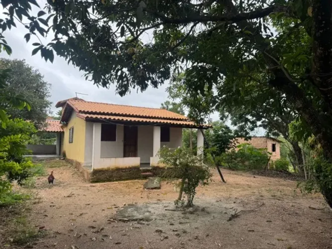 Casa em lote de 600 m² .  Baldim.