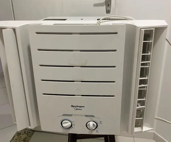 Ar-condicionado de Janela Springer Midea 7.500 BTUs - R$ 750