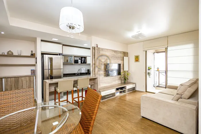 Apartamento semimobiliado à venda no Champagnat com 69 m², 2 quartos e 1 vaga