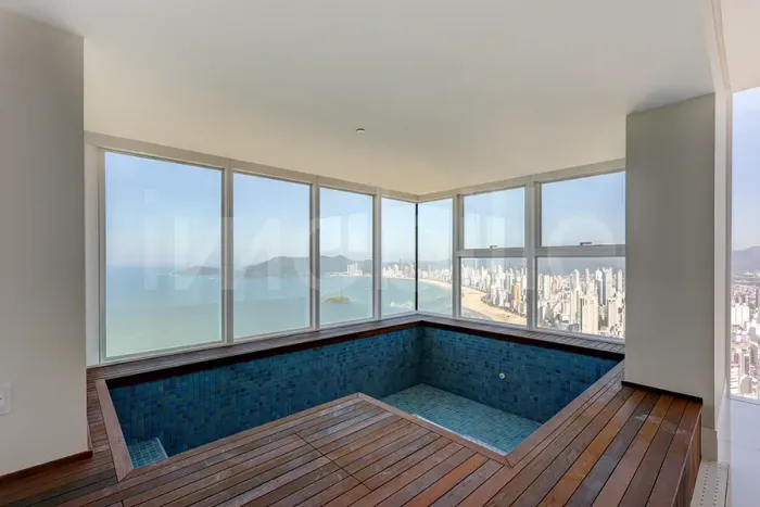 Apartamento Máster no Edifício Boreal Tower em Balneário Camboriú.