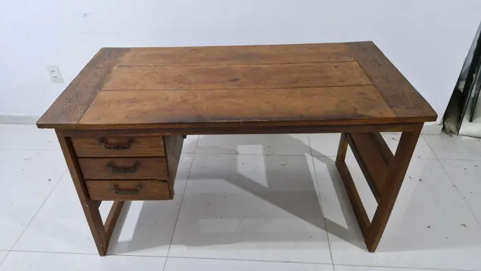 Mesa de escritório, escrivaninha, Birô de madeira maciça pesada 1,40 x 0,72 x 0,81