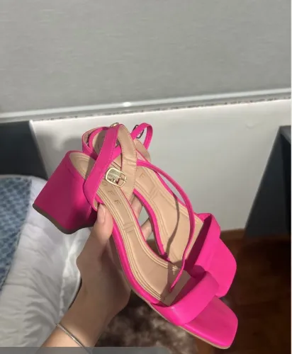 Sandalha rosa pink (marca OFF)