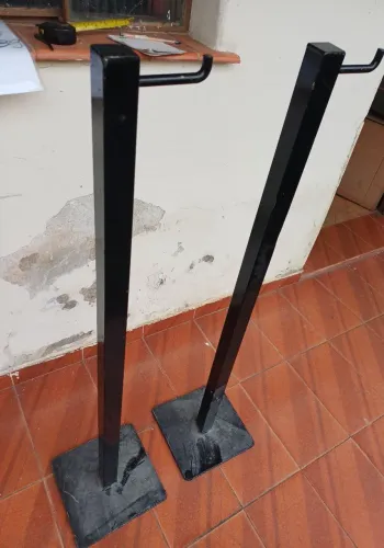 Vendo duas Colunas ferro metalon base quadrada
