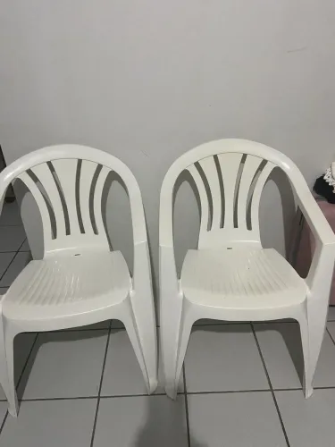 Vendo duas cadeiras de plástico 
