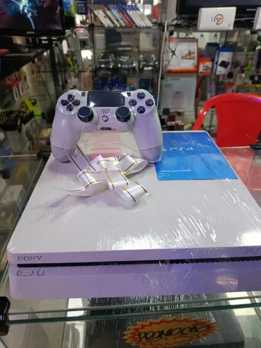 PS4 Slim adição de colecionador branco seminovo pra vc confira 5 jogos de brinde 