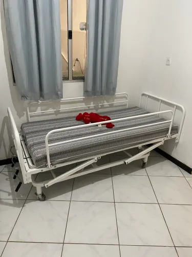 Cama Hospitalar com Proteção e Colchão