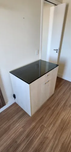 Cômoda em mdf com tampo de vidro