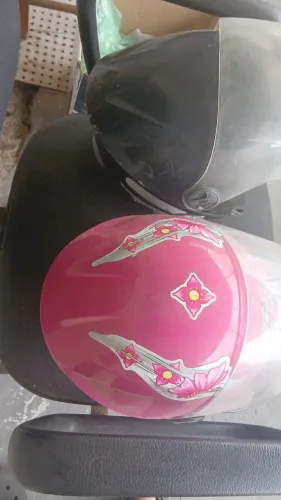Dois capacetes bom estado, um feminino e outro masculino