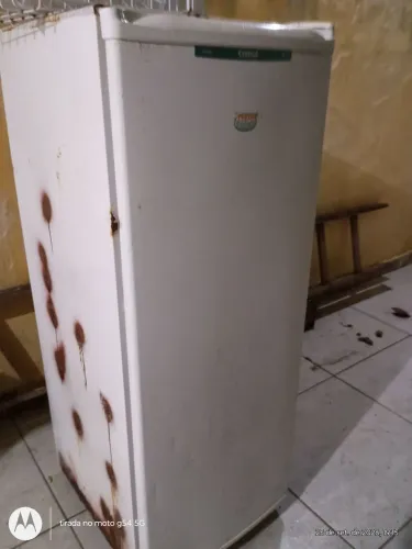Freezer muito tempo de uso, mas funciona perfeitamente,