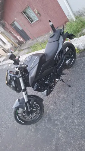 Bajaj dominar 400 nova de mais , com protetor de carenagem deferente do original e com bau