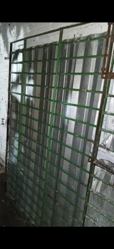 Portao de ferro bruto 