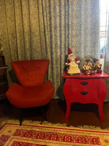 Poltronas vermelhas e aparador laqueado vermelho
