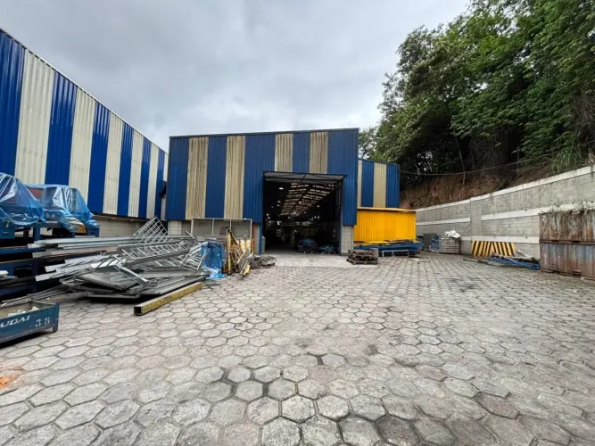 Galpão 1600 m² 2 docas Jandira/Castello Branco