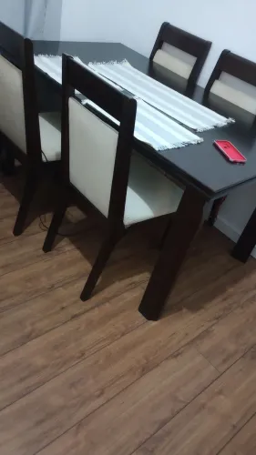 Mesa de madeira em ótimo estado
