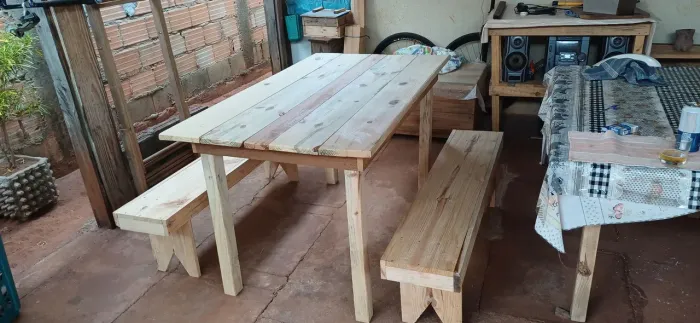 Mesa de pinus com bancos