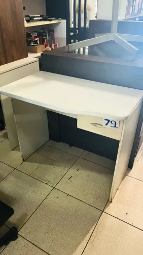 Escrivaninha infantil usada com gaveta