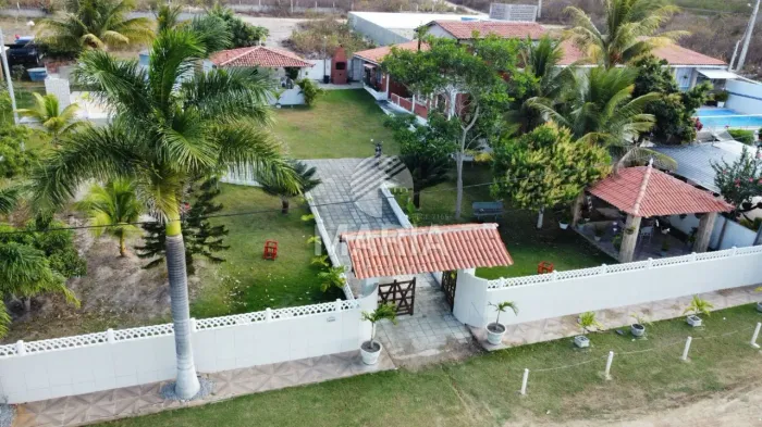 Casa fora de condomínio à venda em Gravatá/PE! Com 3 suítes!