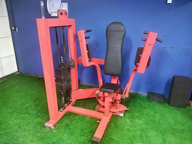 Peck deck musculação 