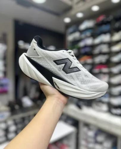 Tênis New Balance Fuelcell Rebel V5 preto e branco