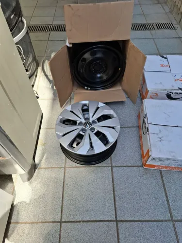 Vendo  rodas de ferro  nova linha  ww aro 16 com calotas sem uso 4 rodas  com as calotas 4