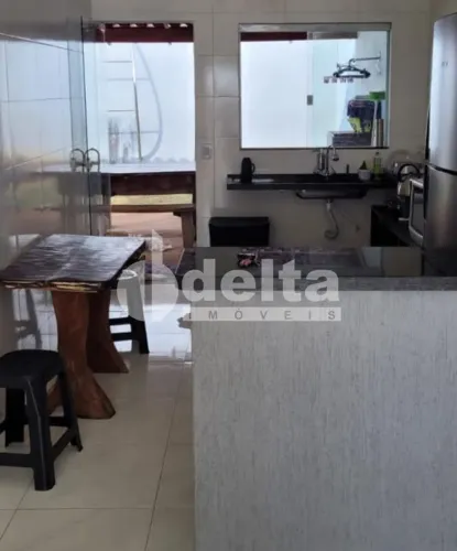 Casa com 3 quartos sendo 1 suite disponível para venda no bairro Portal do Vale em Uberlân
