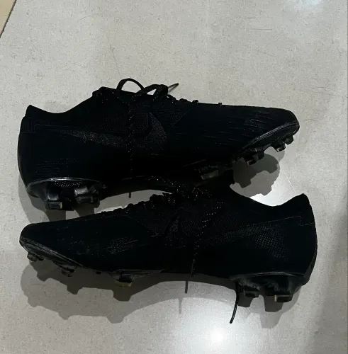 Chuteira Nike profissional preta