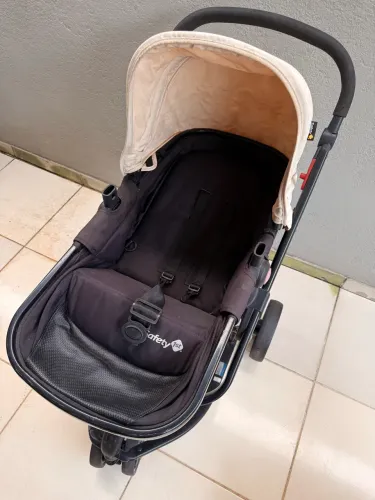 Carrinho bebê com bebê conforto e moisés 