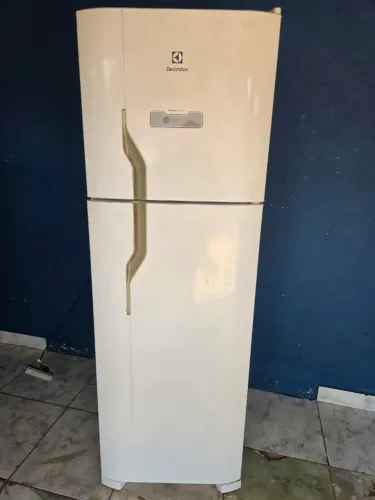 Vendo geladeira Electrolux .