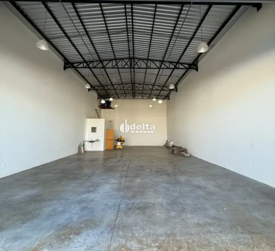 Galpão disponível para locação no bairro Luizote de Freitas em Uberlândia-MG